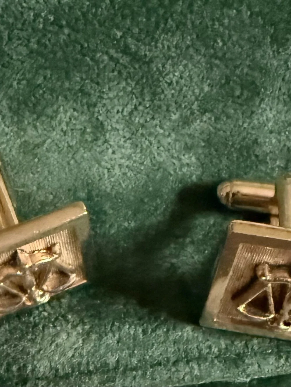Gold-Tone Men's Tie Clip with Scales Accent w/Cuff Links
